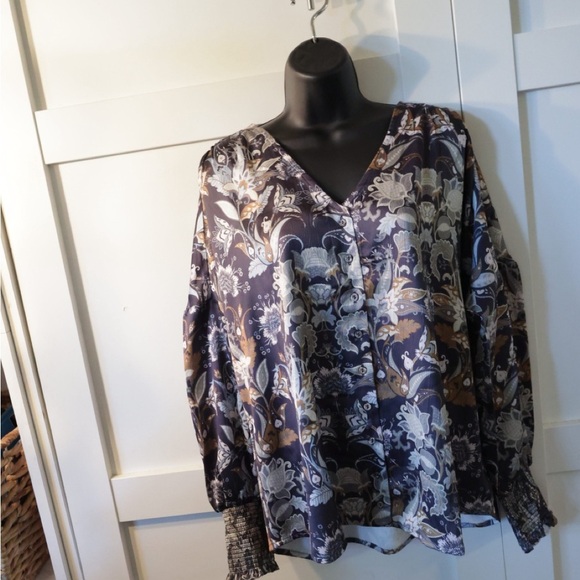 Floral Patterned women’s long sleeve Shirt - Picture 10 of 10